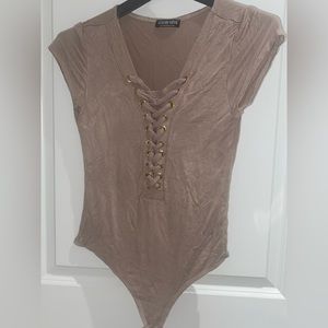 Fashion nova- short sleeve button bodysuit